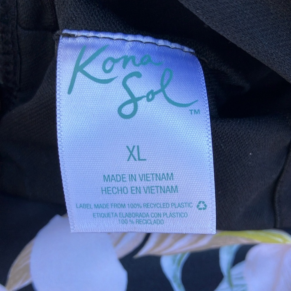 Kona Sol Black and White Floral swim top NWOT. - Picture 2 of 3